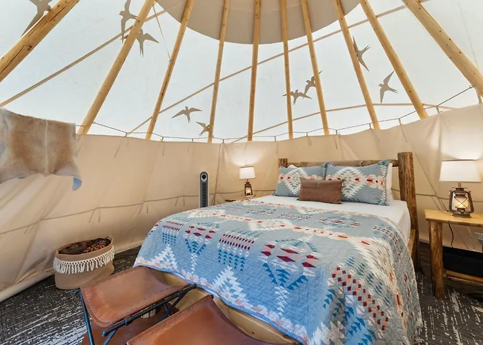 Holiday home 4br Retreat With Grotto Style Pool And Hot Tub *