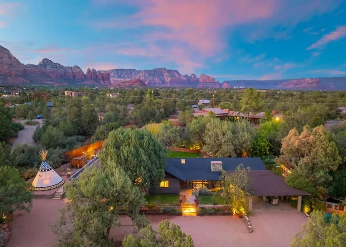 Holiday home 4br Retreat With Grotto Style Pool And Hot Tub