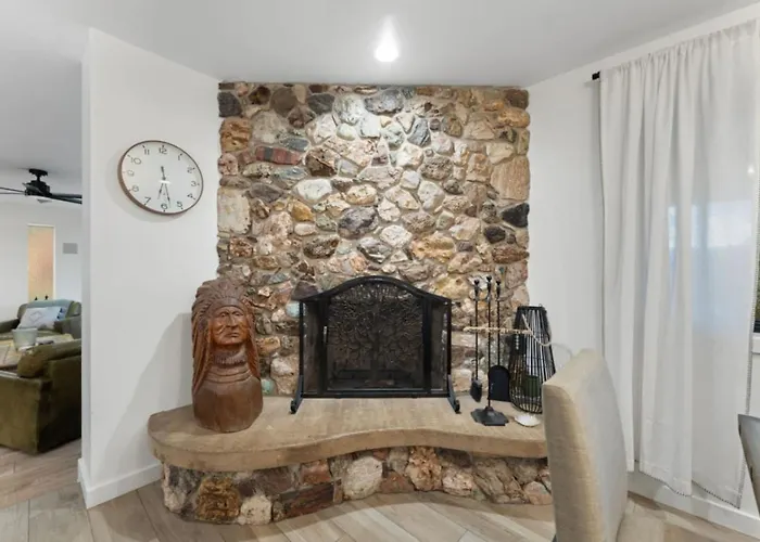 Holiday home 4br Retreat With Grotto Style Pool And Hot Tub *