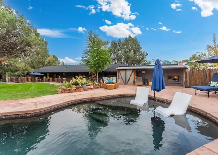 Holiday home 4br Retreat With Grotto Style Pool And Hot Tub *