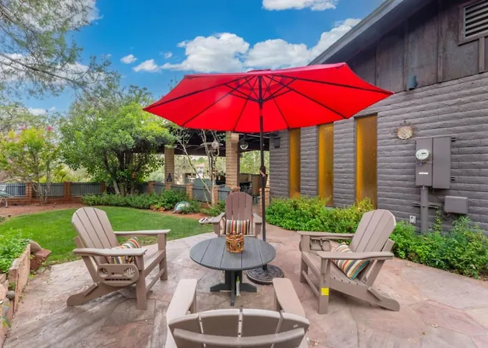 Holiday home 4br Retreat With Grotto Style Pool And Hot Tub