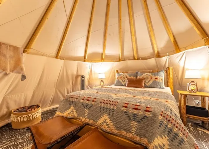 Holiday home 4br Retreat With Grotto Style Pool And Hot Tub *