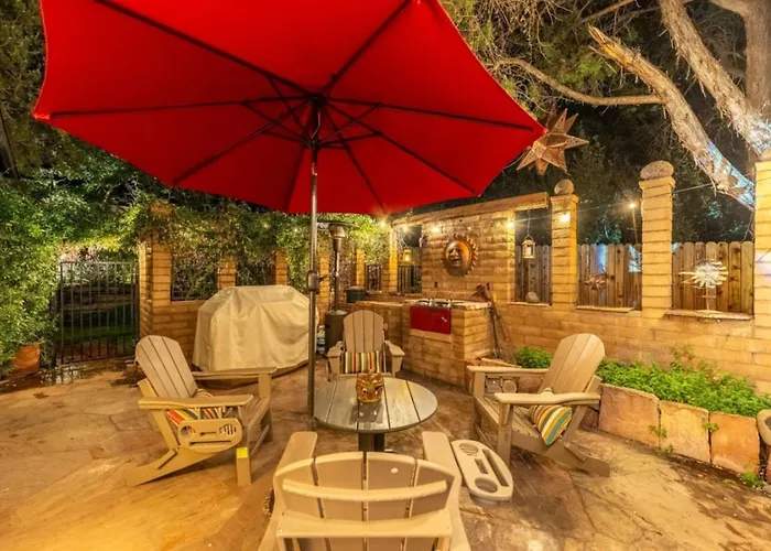 Holiday home 4br Retreat With Grotto Style Pool And Hot Tub