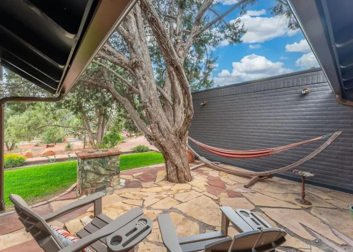 Holiday home 4br Retreat With Grotto Style Pool And Hot Tub *