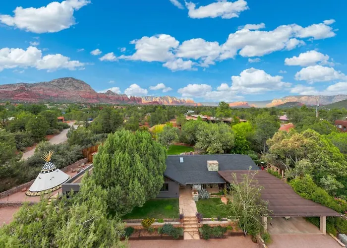 Holiday home 4br Retreat With Grotto Style Pool And Hot Tub