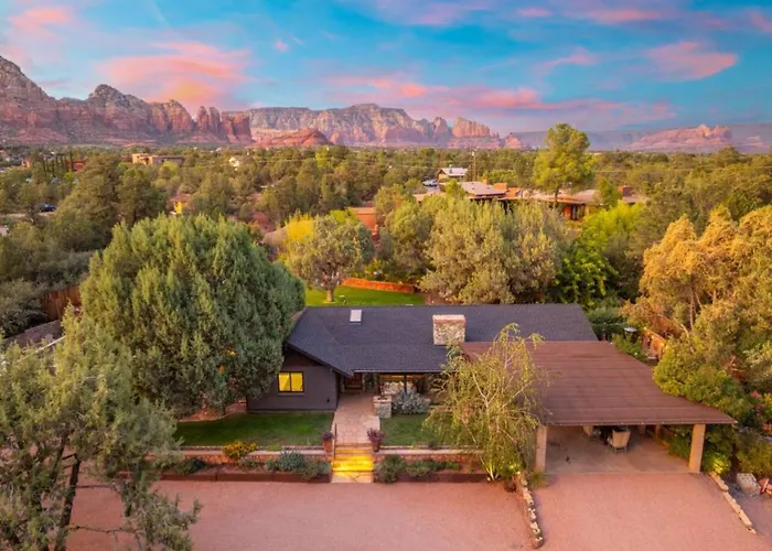 Holiday home 4br Retreat With Grotto Style Pool And Hot Tub *