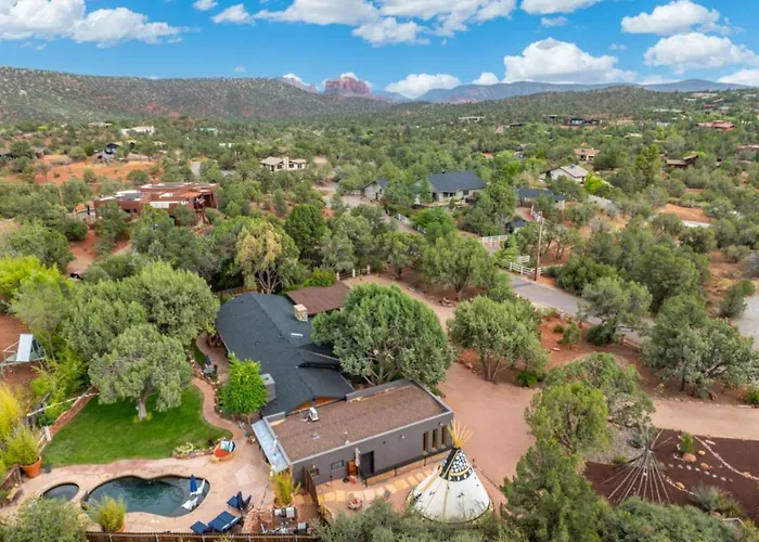 Holiday home 4br Retreat With Grotto Style Pool And Hot Tub Sedona