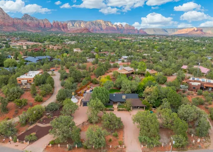 4br Retreat With Grotto Style Pool And Hot Tub Holiday home
